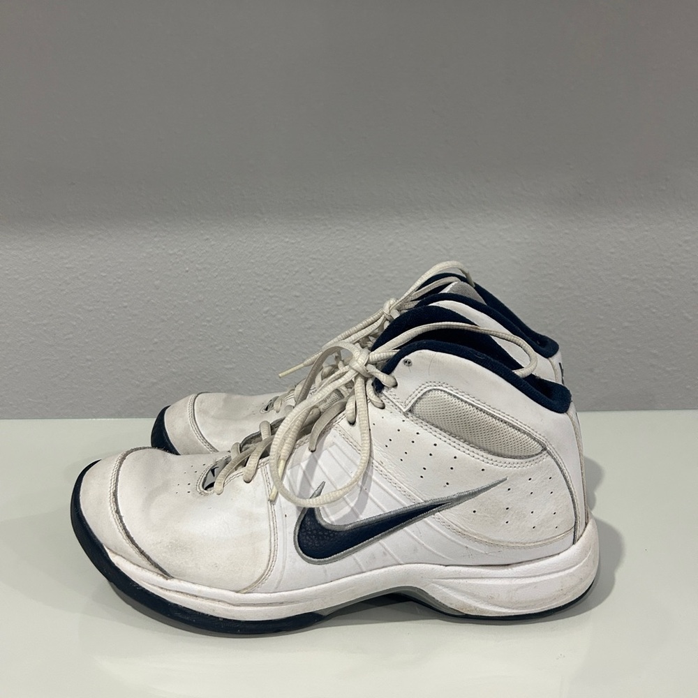 White with blue! size 9! Will be cleaned before shipped